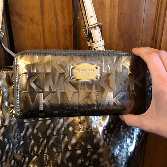 Michael Kors wallet, excellent condition. - Picture 2 of 3